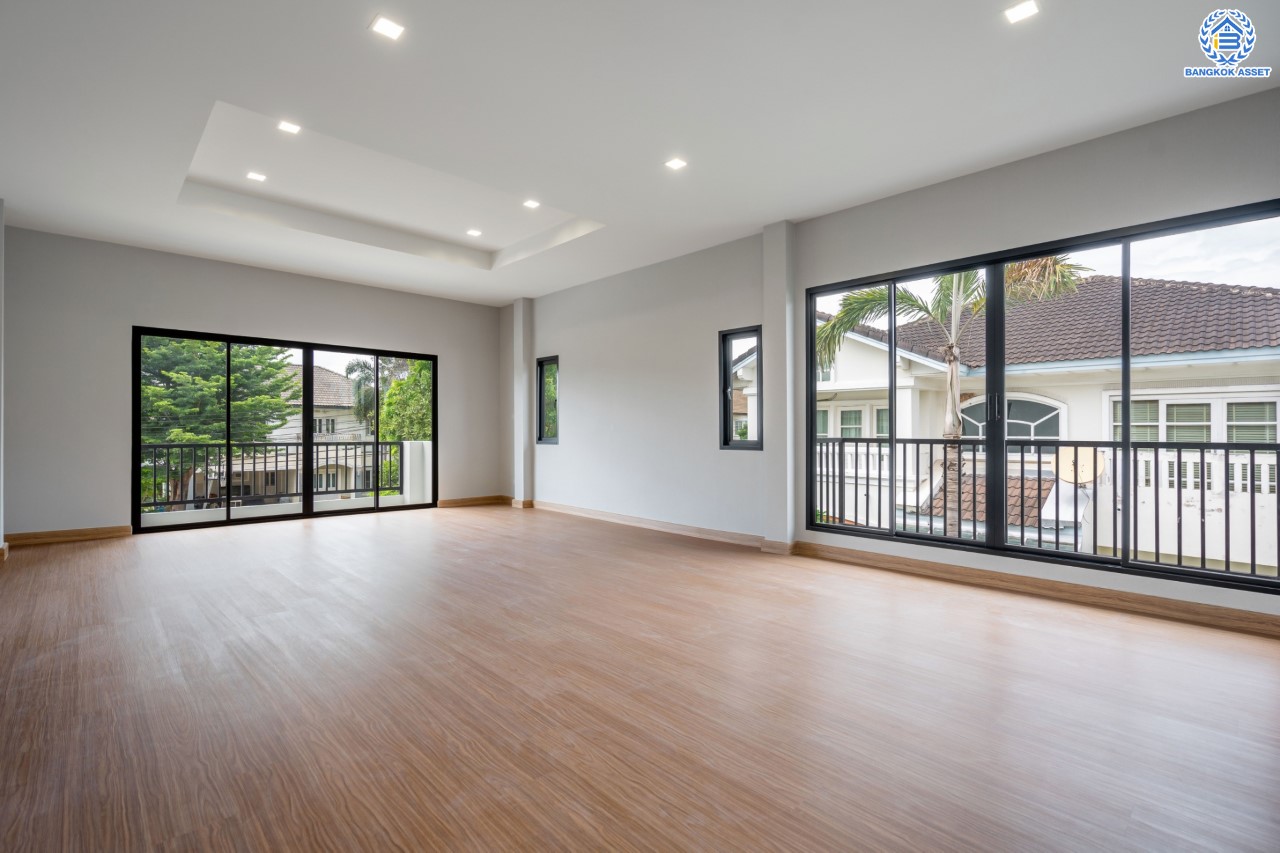 บ้านมือสองตกแต่งใหม่ ม.ราชพฤกษ์ บางบอน4 ตกแต่งหรูหรา ดีไซน์ Classic เนื้อที่ 100.5 ตร.ว. ฟังก์ชัน 3 ห้องนอน 4 ห้องน้ำ 1 ห้องแม่บ้าน จอดรถได้ 2 คัน พื้นที่สนามหญ้ากว้างกว่า 216 ตร.ม. บนทำเลศักยภาพ เชื่อมต่อหลายเส้นทาง ใกล้เดอะมอลล์บางแค จุดขึ้นทางด่วน "เพชรเกษม" และรถไฟฟ้าสายสีน้ำเงิน "สถานีหลักสอง"